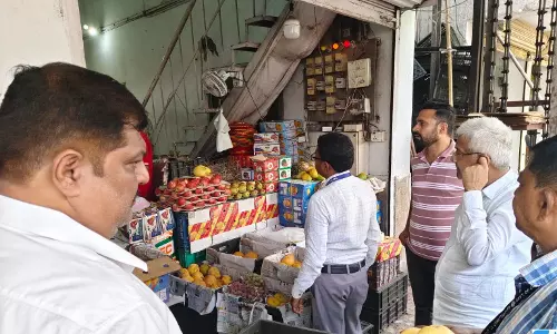 लालपुर फल मार्केट में खाद्य विभाग की कार्रवाई, 5 नमूने जांच के लिए भेजे गए, 40 किलो फल नष्ट लालपुर फल मार्केट में खाद्य विभाग की कार्रवाई, 5 नमूने जांच के लिए भेजे गए, 40 किलो फल नष्ट