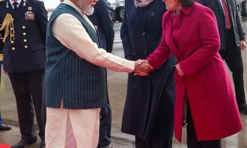 प्रधानमंत्री नरेंद्र मोदी पहुंचे नीदरलैंड प्रधानमंत्री नरेंद्र मोदी पहुंचे नीदरलैंड