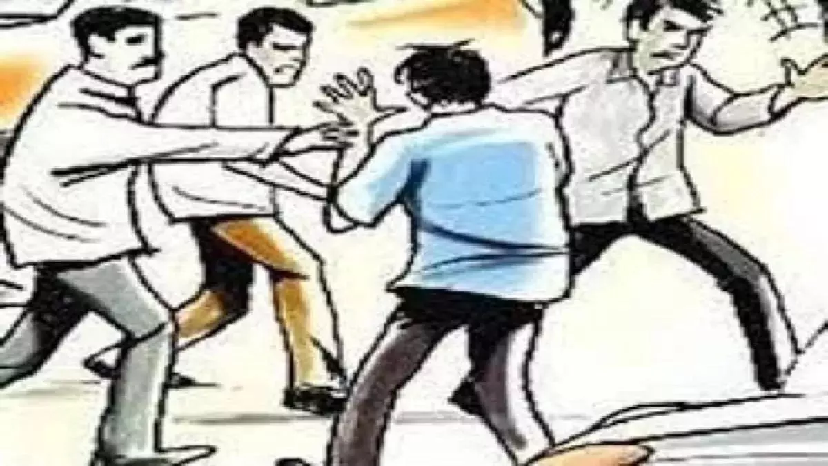 पूर्व मंत्री अपने भाई के साथ भिड़ गए, पानी निकासी को लेकर लाठी से एक-दूसरे पर किए हमले पूर्व मंत्री अपने भाई के साथ भिड़ गए, पानी निकासी को लेकर लाठी से एक-दूसरे पर किए हमले