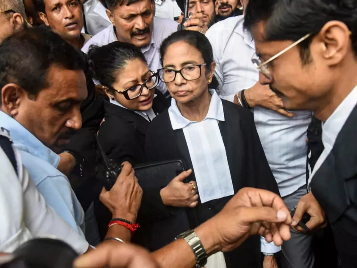 वकील ड्रेस पहनकर नई मुसीबत में पड़ी ममता बनर्जी, वैध लाइसेंस है या नहीं जांच के आदेश वकील ड्रेस पहनकर नई मुसीबत में पड़ी ममता बनर्जी, वैध लाइसेंस है या नहीं जांच के आदेश