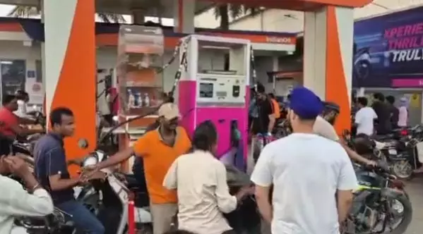 रायपुर में पेट्रोल के दाम 103 रुपये 48 पैसे हुए रायपुर में पेट्रोल के दाम 103 रुपये 48 पैसे हुए