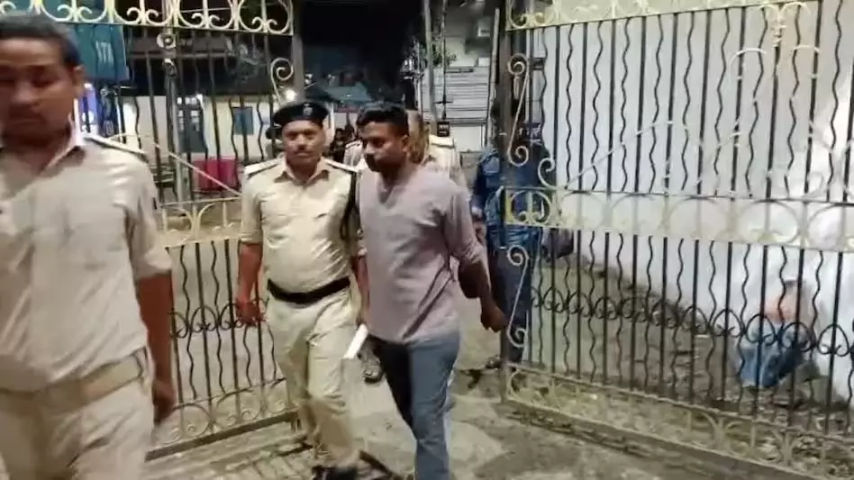पुलिसकर्मियों के घर छापा, एक गिरफ्तार दूसरा फरार, नकली सिगरेट बनाने वाले व्यापारी से कर रहे थे वसूली पुलिसकर्मियों के घर छापा, एक गिरफ्तार दूसरा फरार, नकली सिगरेट बनाने वाले व्यापारी से कर रहे थे वसूली