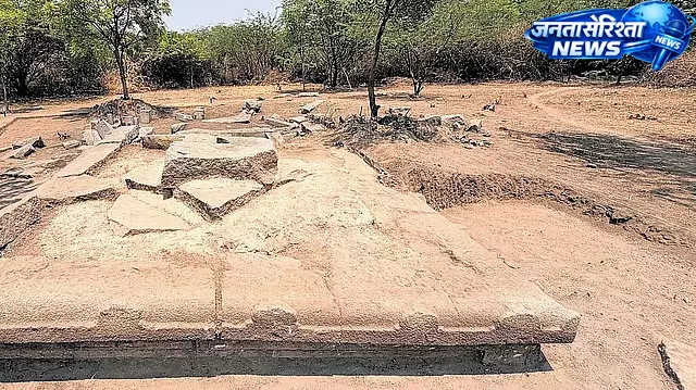 हम्पी में विजयनगर काल के मंदिर की छत मिली, ASI की खुदाई में बड़ी ऐतिहासिक खोज हम्पी में विजयनगर काल के मंदिर की छत मिली, ASI की खुदाई में बड़ी ऐतिहासिक खोज