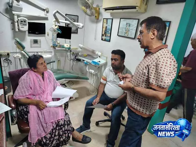 Hisar में डेंटल क्लिनिक में मरीजों का इलाज करते हुए स्कूल ड्रॉपआउट मिला Hisar में डेंटल क्लिनिक में मरीजों का इलाज करते हुए स्कूल ड्रॉपआउट मिला