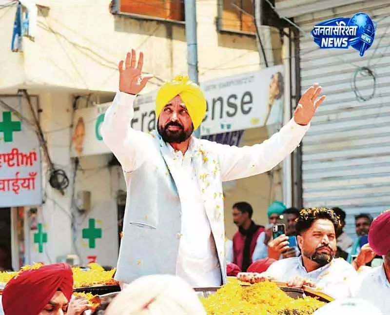 Bathinda दौरे के दौरान मान ने बादल के घर जाकर विवाद छेड़ा Bathinda दौरे के दौरान मान ने बादल के घर जाकर विवाद छेड़ा