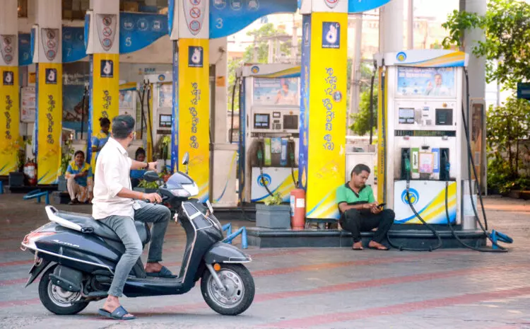 Global Oil Shock: पेट्रोल और डीजल की कीमतें 3 रुपये प्रति लीटर बढ़ीं, सीएनजी 2 रुपये महंगी हुई Global Oil Shock: पेट्रोल और डीजल की कीमतें 3 रुपये प्रति लीटर बढ़ीं, सीएनजी 2 रुपये महंगी हुई