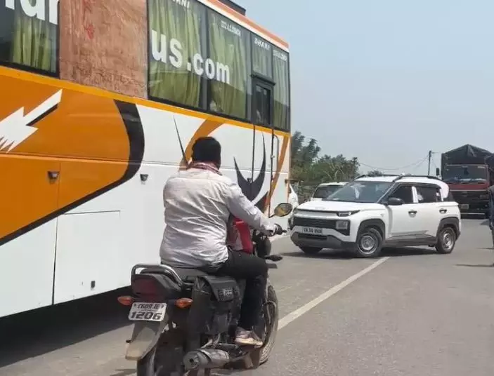 चक्काजाम में गृहमंत्री विजय शर्मा का काफिला कवर्धा के पास फंसा चक्काजाम में गृहमंत्री विजय शर्मा का काफिला कवर्धा के पास फंसा