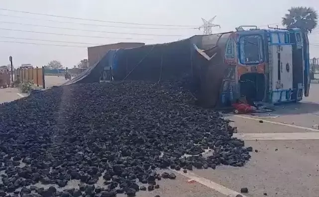 Kolkata: ट्रक हादसे में चालक जख्मी, यातायात बाधित Kolkata: ट्रक हादसे में चालक जख्मी, यातायात बाधित