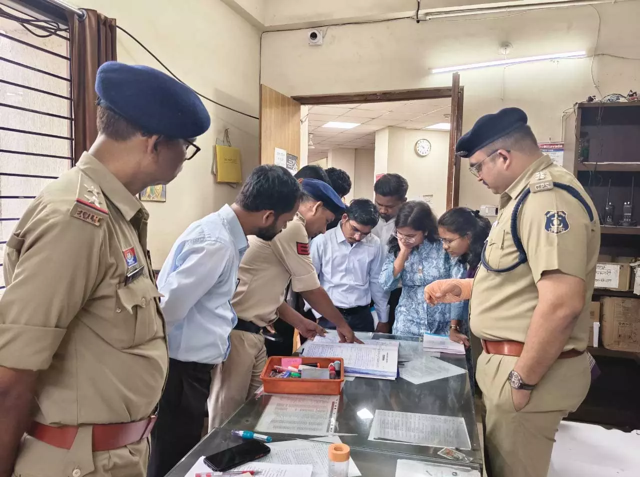 इंडक्शन ट्रेनिंग के दौरान डिप्टी क्लेक्टरों ने कोतवाली थाने का किया भ्रमण इंडक्शन ट्रेनिंग के दौरान डिप्टी क्लेक्टरों ने कोतवाली थाने का किया भ्रमण