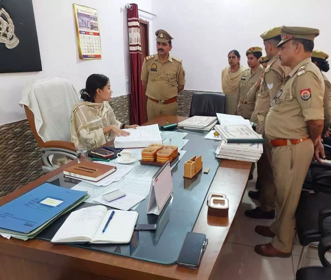 IPS अंशिका वर्मा पर भड़के लोग, सिपाही के खिलाफ कार्रवाई को बता रहे गलत IPS अंशिका वर्मा पर भड़के लोग, सिपाही के खिलाफ कार्रवाई को बता रहे गलत