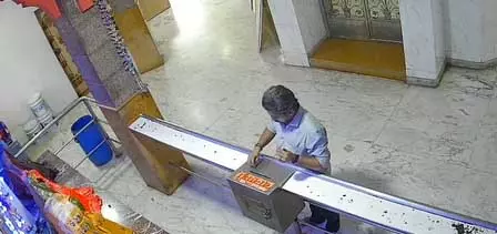 सिद्धिविनायक मंदिर की दानपेटी से पैसा निकालते चोर गिरफ्तार सिद्धिविनायक मंदिर की दानपेटी से पैसा निकालते चोर गिरफ्तार