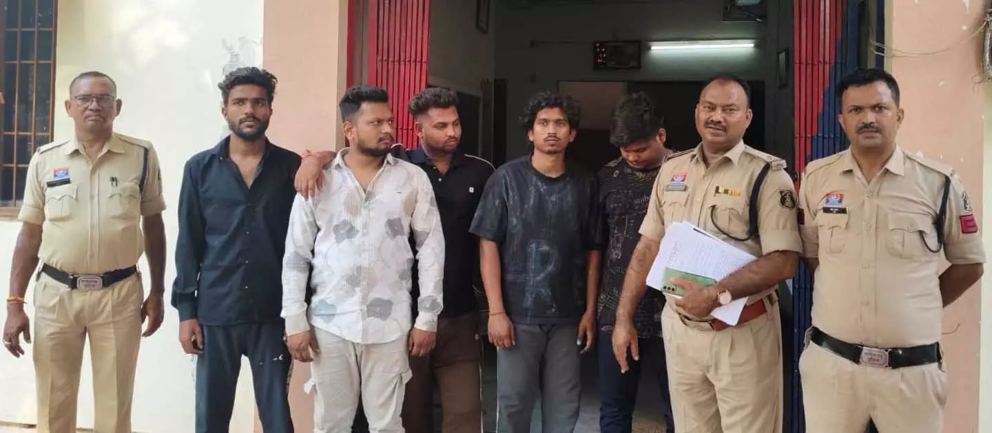 घर में घुसकर मारपीट और उत्पात मचाने वाले 5 आरोपी गिरफ्तार घर में घुसकर मारपीट और उत्पात मचाने वाले 5 आरोपी गिरफ्तार