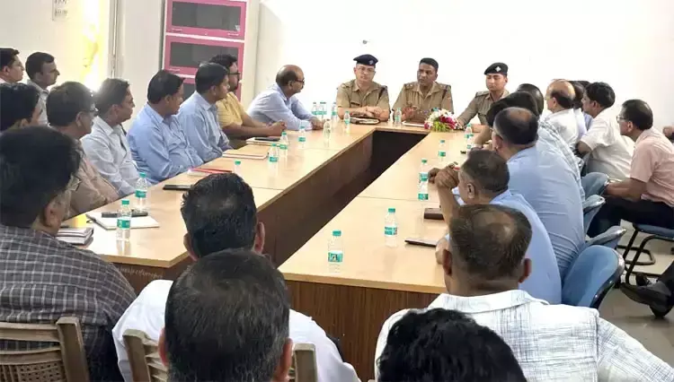 Haridwar: फैक्ट्री प्रबंधन के साथ पुलिस की अहम बैठक, पुलिस ने प्रबंधन को दिए निर्देश Haridwar: फैक्ट्री प्रबंधन के साथ पुलिस की अहम बैठक, पुलिस ने प्रबंधन को दिए निर्देश