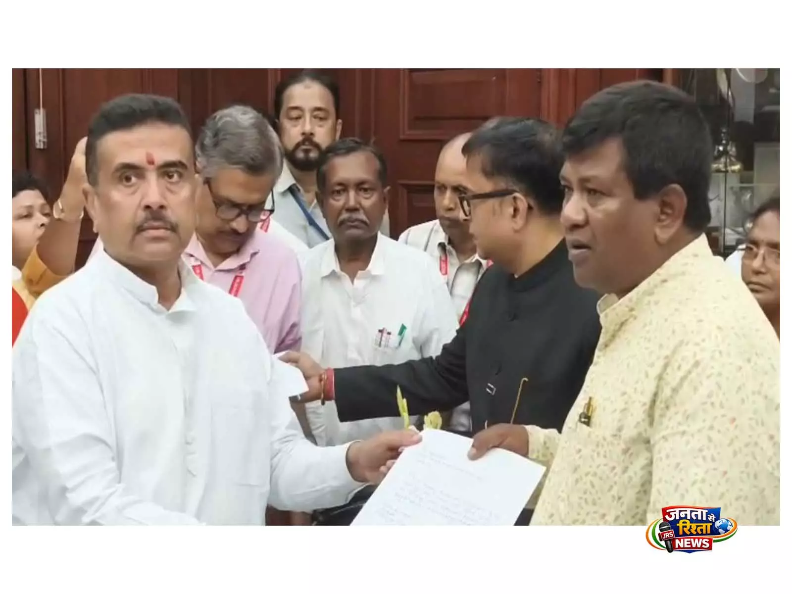 Suvendu Adhikari ने नंदीग्राम सीट से इस्तीफा दिया, भवानीपुर सीट बरकरार रखी Suvendu Adhikari ने नंदीग्राम सीट से इस्तीफा दिया, भवानीपुर सीट बरकरार रखी