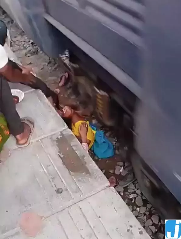VIDEO: मां बनी ढाल, जान बचाने के लिए जोखिम उठाया, ट्रेन के नीचे छिपकर बचाई जान VIDEO: मां बनी ढाल, जान बचाने के लिए जोखिम उठाया, ट्रेन के नीचे छिपकर बचाई जान
