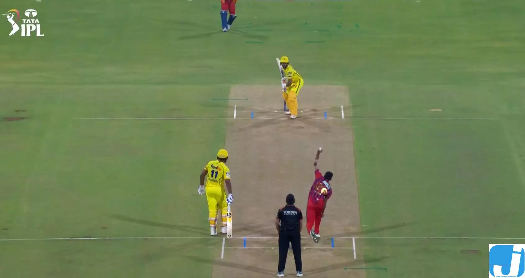 CSK को तीसरा झटका: आकाश सिंह की शानदार गेंदबाजी, 8.3 ओवर में स्कोर 63/3 CSK को तीसरा झटका: आकाश सिंह की शानदार गेंदबाजी, 8.3 ओवर में स्कोर 63/3