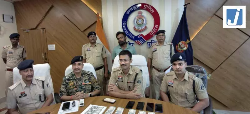 कांकेर में पकड़ा गया नकली नोटों का जखीरा, आरोपी ने उगला सब कुछ कांकेर में पकड़ा गया नकली नोटों का जखीरा, आरोपी ने उगला सब कुछ
