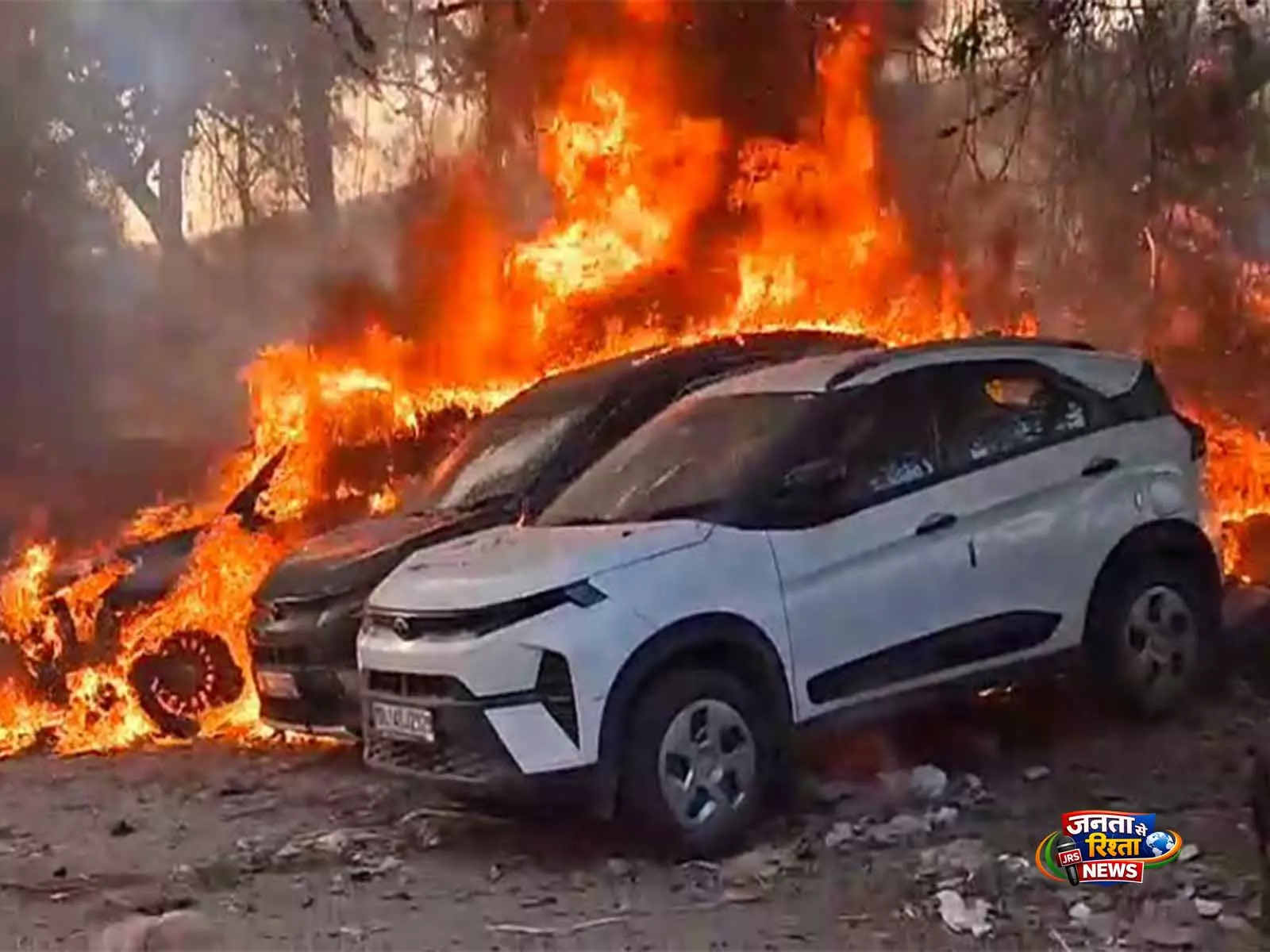 Shahdara में खड़ी गाड़ियों में लगी भीषण आग Shahdara में खड़ी गाड़ियों में लगी भीषण आग