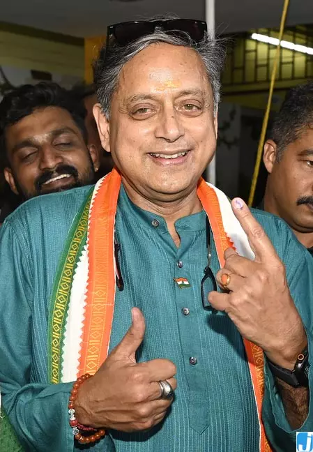 केरल के नए मुख्यमंत्री के शपथ ग्रहण में शामिल नहीं होंगे शशि थरूर, जानें वजह केरल के नए मुख्यमंत्री के शपथ ग्रहण में शामिल नहीं होंगे शशि थरूर, जानें वजह