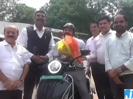 कोरबा कमिश्नर ई-बाइक से पहुंचे जोन कार्यालय, ईंधन बचत का दिया संदेश कोरबा कमिश्नर ई-बाइक से पहुंचे जोन कार्यालय, ईंधन बचत का दिया संदेश