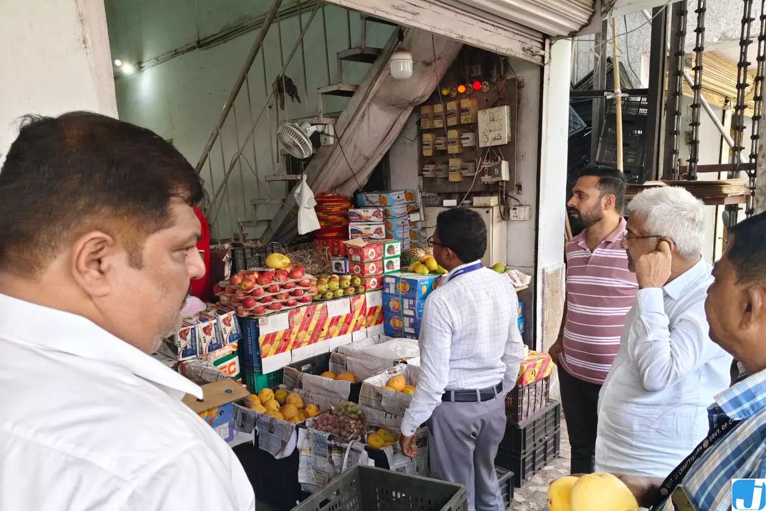 लालपुर फल मार्केट में खाद्य विभाग की कार्रवाई, 5 नमूने जांच के लिए भेजे गए, 40 किलो फल नष्ट लालपुर फल मार्केट में खाद्य विभाग की कार्रवाई, 5 नमूने जांच के लिए भेजे गए, 40 किलो फल नष्ट