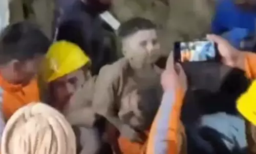 30 फीट अंदर बोरवेल में गिरा था, जिंदगी की जंग जीता मासूम 30 फीट अंदर बोरवेल में गिरा था, जिंदगी की जंग जीता मासूम