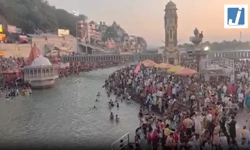 वट सावित्री व्रत और शनि अमावस्या पर प्रयागराज से हरिद्वार तक उमड़ी श्रद्धालुओं की भीड़, स्नान के बाद की पूजा-अर्चना