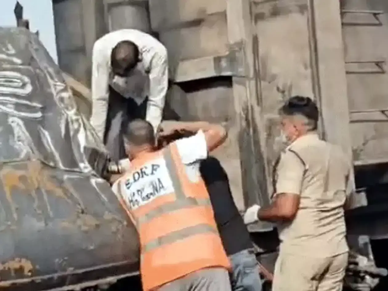 Hisar: दो ट्रक के टकराने से भीषण आग, एक की जान गई Hisar: दो ट्रक के टकराने से भीषण आग, एक की जान गई