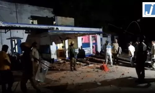 लाउडस्पीकर पर बवाल के बाद पुलिस ने हालात पर किया काबू, अतिरिक्त बल तैनात लाउडस्पीकर पर बवाल के बाद पुलिस ने हालात पर किया काबू, अतिरिक्त बल तैनात
