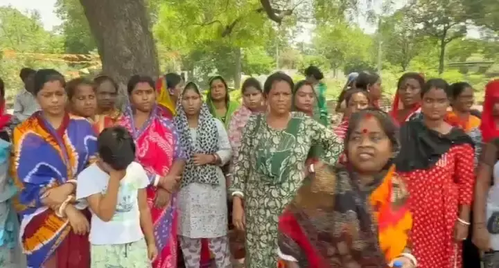 Kolkata: पूर्व पार्षद पर कार्रवाई न होने से आक्रोश, अनिश्चितकालीन हड़ताल की धमकी Kolkata: पूर्व पार्षद पर कार्रवाई न होने से आक्रोश, अनिश्चितकालीन हड़ताल की धमकी