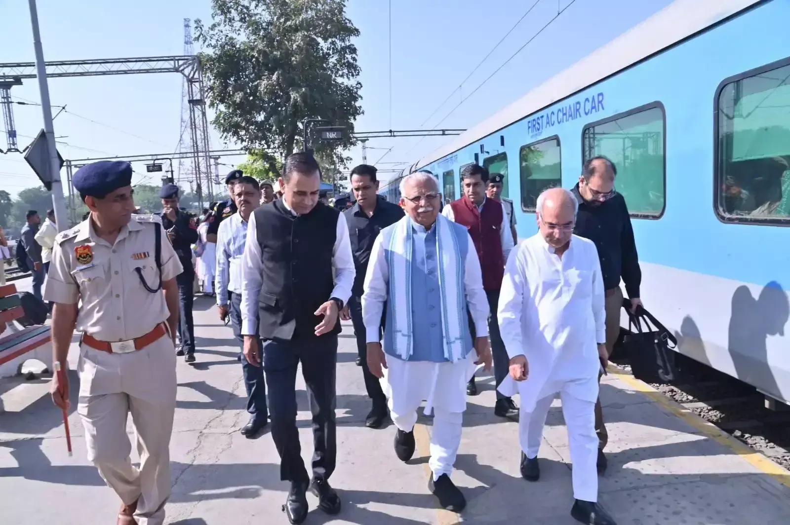 Chandigarh: शताब्दी ट्रेन से चंडीगढ़ पहुंचे पूर्व मुख्यमंत्री मनोहर लाल Chandigarh: शताब्दी ट्रेन से चंडीगढ़ पहुंचे पूर्व मुख्यमंत्री मनोहर लाल