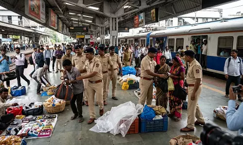 मुंबई में फुटपाथ कब्जा हटाने पर सख्ती, अवैध फेरीवालों के खिलाफ अभियान तेज: BMC कमिश्नर