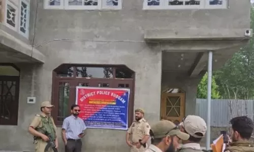 Budgam: तस्करों की अवैध संपत्ति पर चला बुलडोजर, कुर्की अभियान Budgam: तस्करों की अवैध संपत्ति पर चला बुलडोजर, कुर्की अभियान