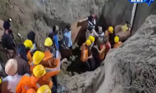 Punjab: 30 फुट गहरे बोरवेल से 3 साल के बच्चे को 9 घंटे की मेहनत के बाद सुरक्षित बचाया Punjab: 30 फुट गहरे बोरवेल से 3 साल के बच्चे को 9 घंटे की मेहनत के बाद सुरक्षित बचाया