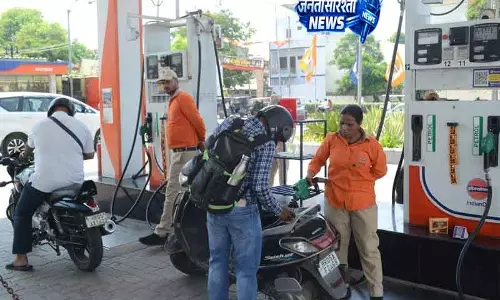 Karnal में यात्री और टैक्सी ऑपरेटर फ्यूल बढ़ोतरी से नाराज Karnal में यात्री और टैक्सी ऑपरेटर फ्यूल बढ़ोतरी से नाराज
