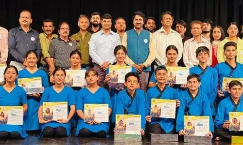 Jammu: रंगकर्मियों को सम्मानित कर मनाया गया स्थापना दिवस Jammu: रंगकर्मियों को सम्मानित कर मनाया गया स्थापना दिवस