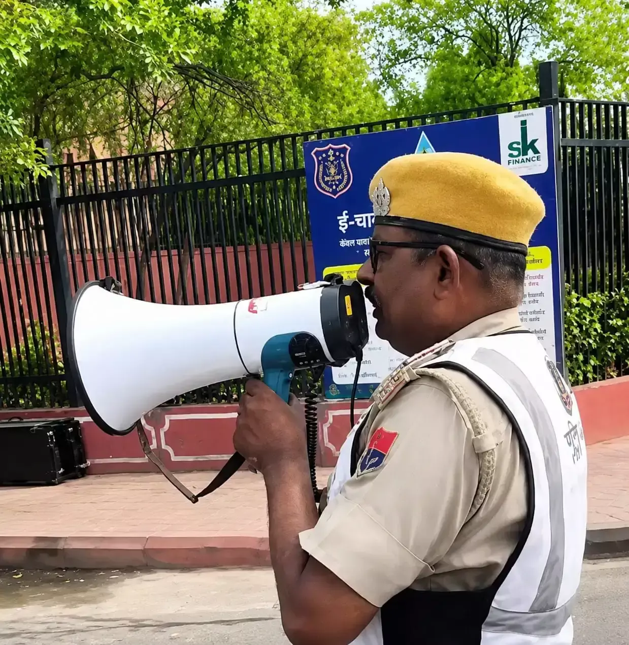 Jaipur: रेडलाइट पर इंजन बंद रखने को लेकर जागरूकता अभियान Jaipur: रेडलाइट पर इंजन बंद रखने को लेकर जागरूकता अभियान