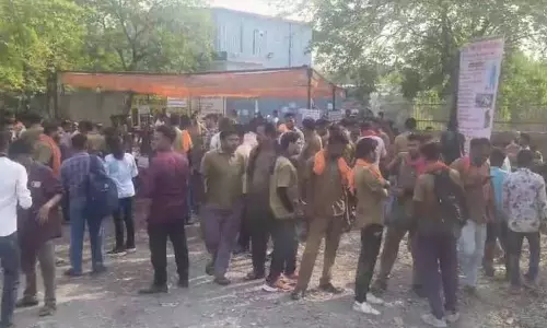 हड़ताल कर रहे सफाई कर्मचारियों ने लाठीचार्ज करने का लगाया आरोप