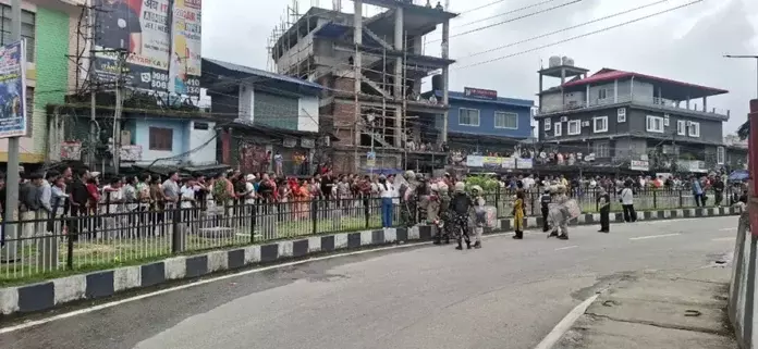 Arunachal: बंद हिंसक हुआ, प्रदर्शनकारियों ने पुलिस स्टेशन का घेराव किया
