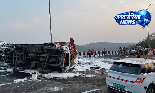 Mumbai-पुणे एक्सप्रेसवे पर भीषण हादसा, तीन की मौत और दो गंभीर घायल Mumbai-पुणे एक्सप्रेसवे पर भीषण हादसा, तीन की मौत और दो गंभीर घायल