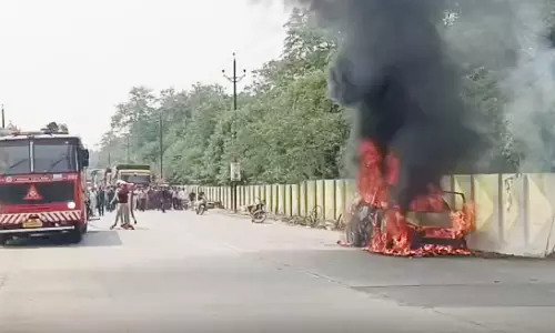 बीजेपी नेता के डॉक्टर भाई जिंदा जलने से बचे, कोरबा में कार में लगी आग बीजेपी नेता के डॉक्टर भाई जिंदा जलने से बचे, कोरबा में कार में लगी आग