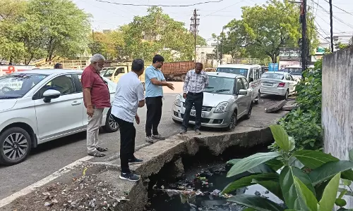 निगम आयुक्त संबित मिश्रा ने नालों की सफाई की प्रगति प्रत्यक्ष देखी