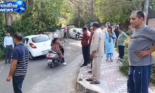 हमीरपुर डांगक्वाली सड़क पर दो वाहनों की जोरदार टक्कर हमीरपुर डांगक्वाली सड़क पर दो वाहनों की जोरदार टक्कर
