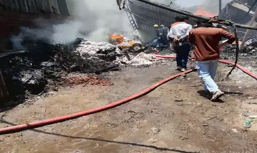 प्लास्टिक दाना बनाने वाली फैक्ट्री में लगी भीषण आग, 7 घंटे से जारी बुझाने का प्रयास प्लास्टिक दाना बनाने वाली फैक्ट्री में लगी भीषण आग, 7 घंटे से जारी बुझाने का प्रयास