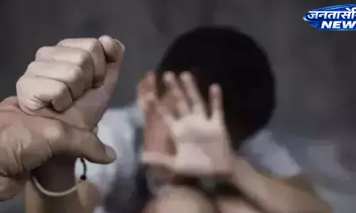 UP : स्कूल में शिक्षक पर छात्र के साथ अमानवीय व्यवहार का आरोप, जांच के आदेश UP : स्कूल में शिक्षक पर छात्र के साथ अमानवीय व्यवहार का आरोप, जांच के आदेश