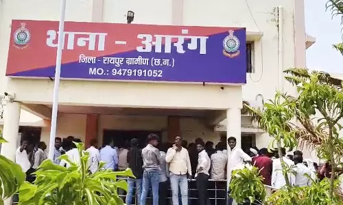 थाने के सामने युवक के साथ गोल्डी शर्मा की गुंडई, आरंग पुलिस स्टेशन को सतनामी समाज ने घेरा थाने के सामने युवक के साथ गोल्डी शर्मा की गुंडई, आरंग पुलिस स्टेशन को सतनामी समाज ने घेरा