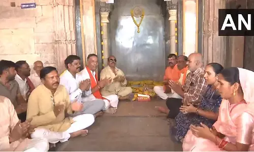 Bhopal : भोजशाला परिसर में भक्तों ने किया हनुमान चालीसा पाठ, वीडियो वायरल Bhopal : भोजशाला परिसर में भक्तों ने किया हनुमान चालीसा पाठ, वीडियो वायरल
