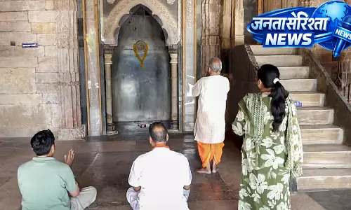 Dhar : भोजशाला परिसर में पूजा-अर्चना के लिए उमड़े भक्त, सरस्वती वंदना का आयोजन Dhar : भोजशाला परिसर में पूजा-अर्चना के लिए उमड़े भक्त, सरस्वती वंदना का आयोजन