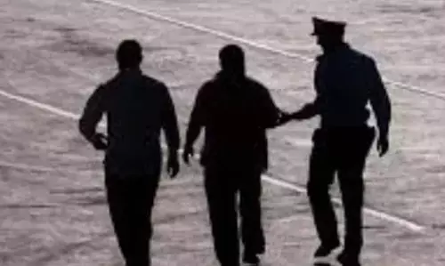 Jammu : सेब आपूर्ति के नाम पर 5 लाख की ठगी का आरोपी 10 साल बाद अनंतनाग से गिरफ्तार Jammu : सेब आपूर्ति के नाम पर 5 लाख की ठगी का आरोपी 10 साल बाद अनंतनाग से गिरफ्तार