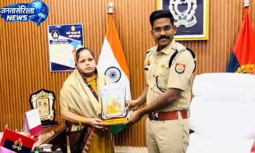 बैग छीनने का विरोध करने वाली महिला सम्मानित बैग छीनने का विरोध करने वाली महिला सम्मानित